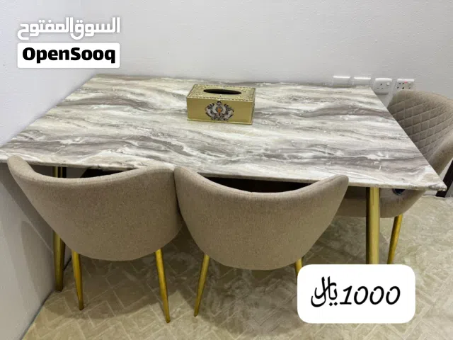 طاولة الطعام للبيع مع ثلاث كراسي