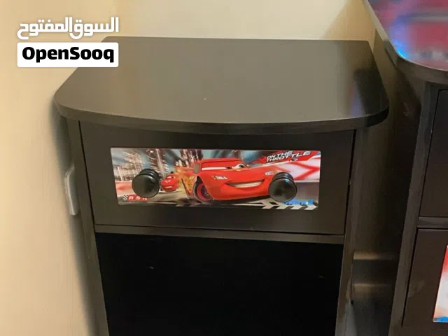 مكتب نظيف لغرف الأطفال برسومات خاصه بالأطفال مع كرسي منفصل