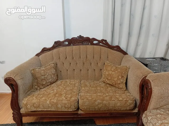 طقم كنب مستعمل بحالة جيدة للبيع بداعي السفر