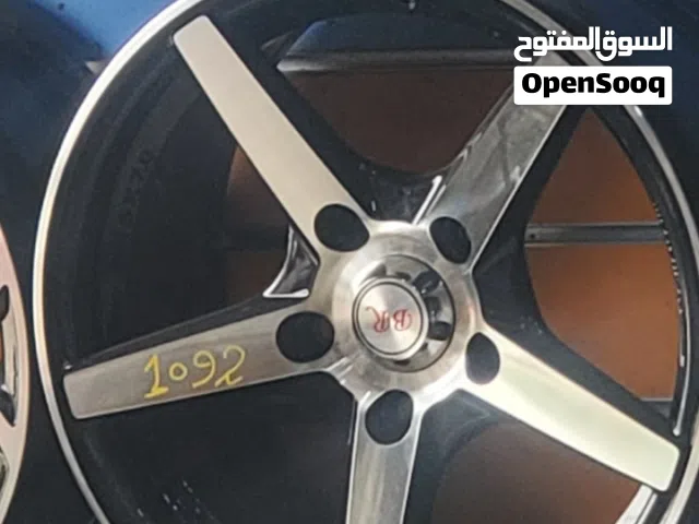 مطلوب جنوط 15 خمسه مسامير اي نوع وبسعر حلو الي موجود معه يتواصل معي