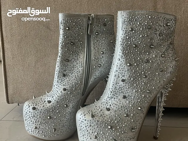 Metallic selective heels