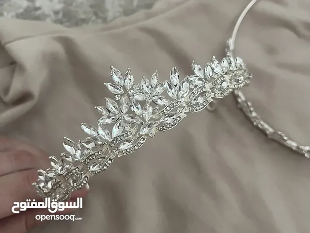 جديدين وغير مستعملين – تاجين فضيين ملوكيين ناعمين لإطلالة ساحرة في المناسبات بسعر مميز!