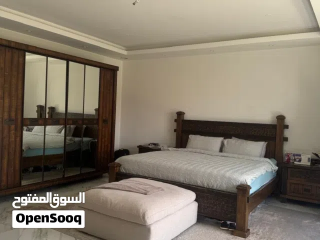 أثاث لغرفة مستعملة