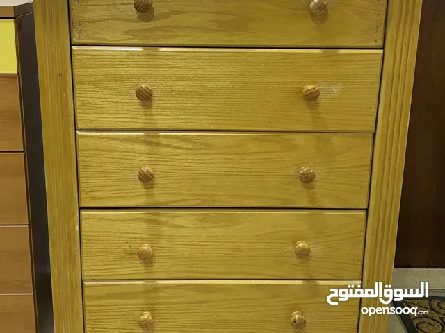 خزانة وأدراج خشب طبيعي مستعملة بحالة ممتازة ونظافة تامة، متوفرة الآن للبيع بأسعار مناسبة