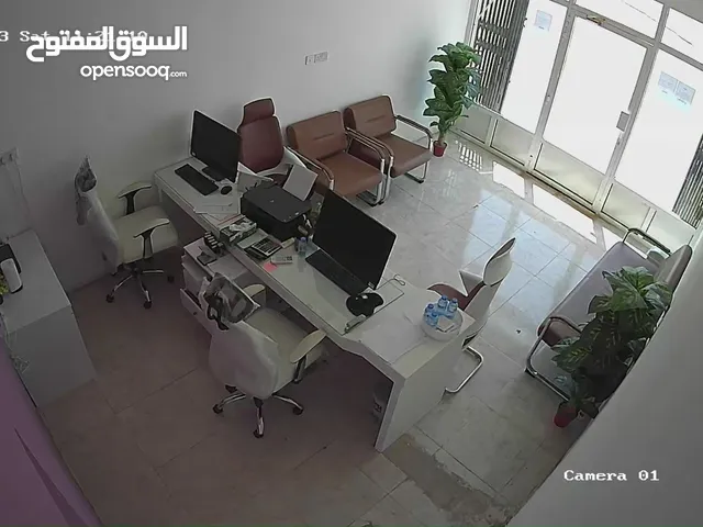 أثاث مكتبي بحالة ممتازة للبيع في سناو