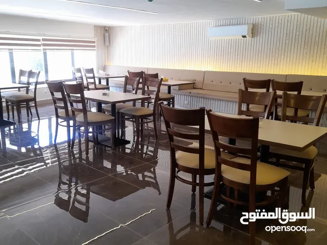 مطعم للبيع بمنطقة مرج الحمام شارع رئيسي مكون من طابقين بديكورات حديثه  وموقع مميز مرخص جاهز لتسليم