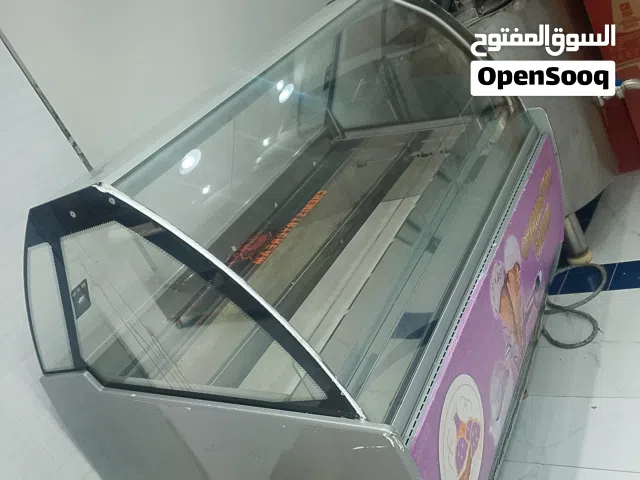 للبيع مكينه و ثلاجه عرض ايسكريم..عجانه كهربائيه..فرن بيتزا
