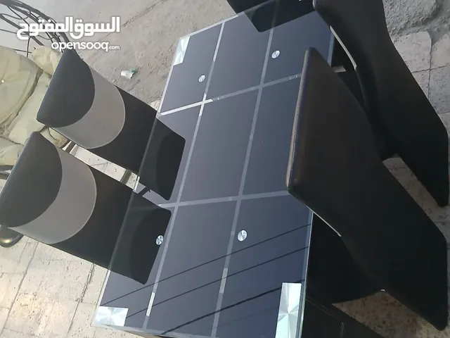 طاولتين سفرة سوكريت الأولى 6 كراسي لون اسود بحال الوكالة و الثانية احمر و اسود 4 كراسي