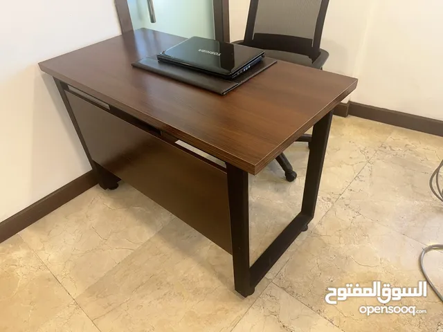 � طاولة مكتب مع كرسي دوار – استعمال نظيف جداً