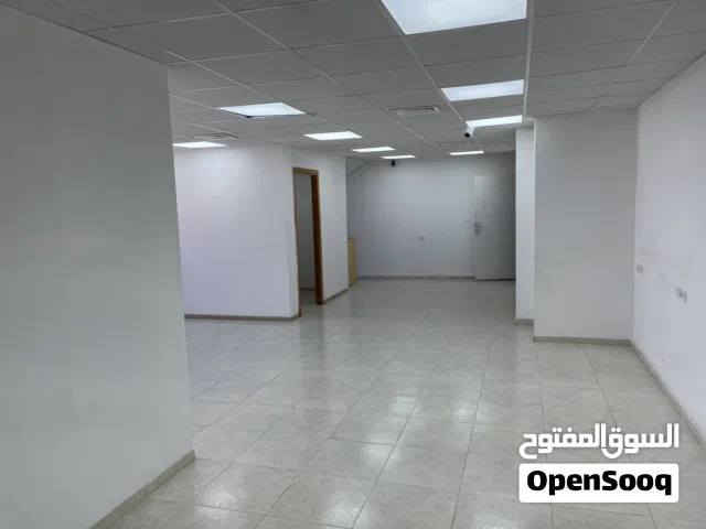 محل تجاري ومكتب واسع للإيجار في وسط البلد، بموقع مميز ومناسب لمختلف الأنشطة التجارية والإدارية.