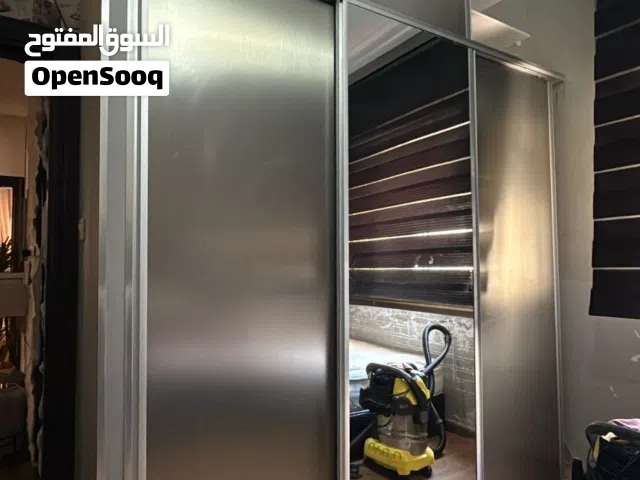 غرفه شبابيه بحاله ممتازه خزانه حائط