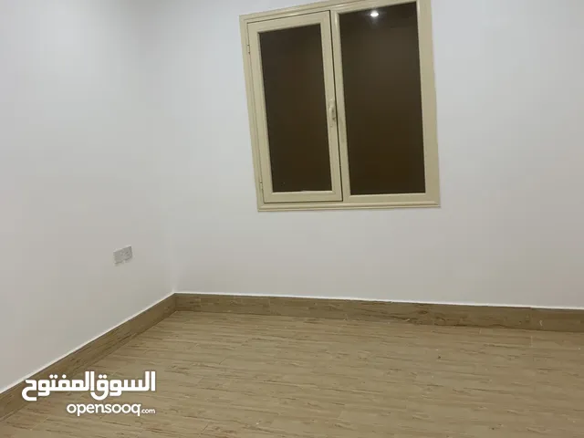 يوجد شقة كبيرة ابو حليفة ق 1