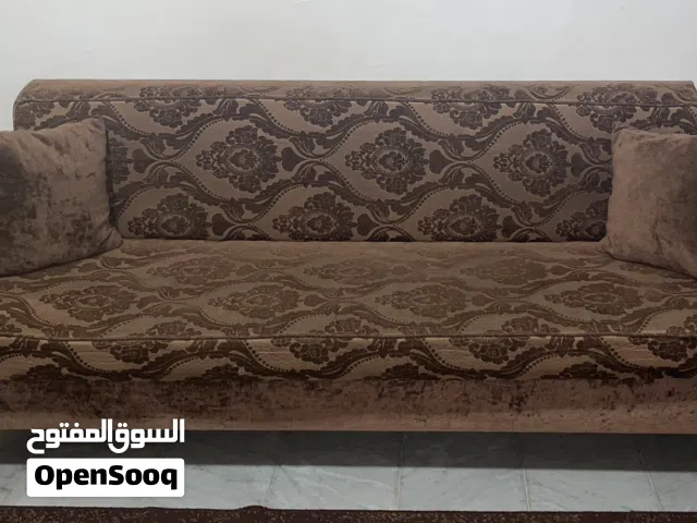 صوفات (سجلونات) وطاولات خشب لون بني للبيع