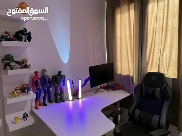 للبيع كرسي وطاوله ايكيا وشاشه وستاند حق الشاشه