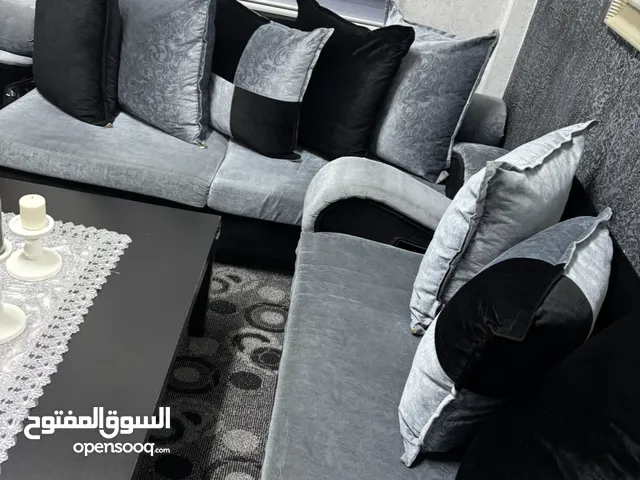 طقم كنب لون اسود وسكني للبيع