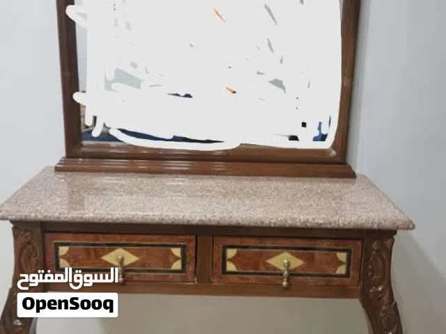 كونسول خشب فاخر مع مراية بحالة ممتازة