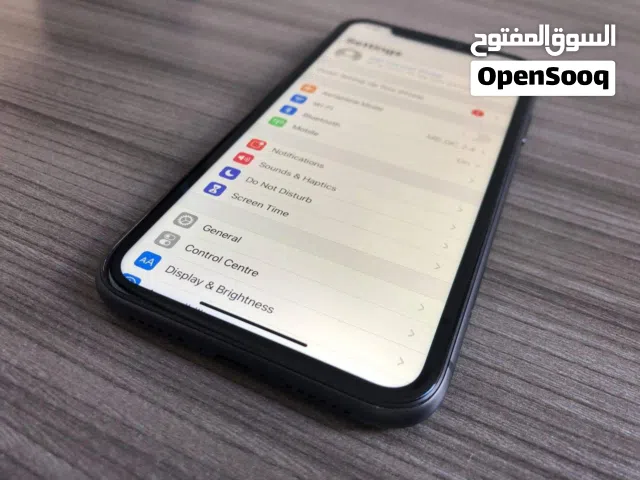 ايفون 11 عادي جهاز اصلي ولا خبشه نسبة البطارية 100% عيبة فيه شق صغير ف لمرشه الخلفية مش مأتره فشي