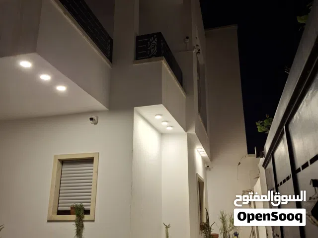 منزل للبيع في عين زارة من المالك