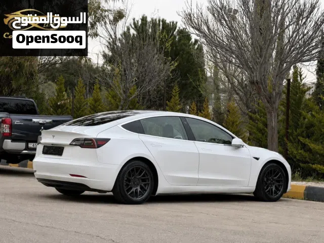 2022 تيسلا موديل 3 Mid Range