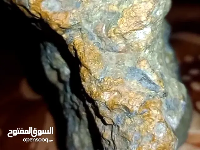 حجر يحتوي على الذهب.2.A stone containing gold