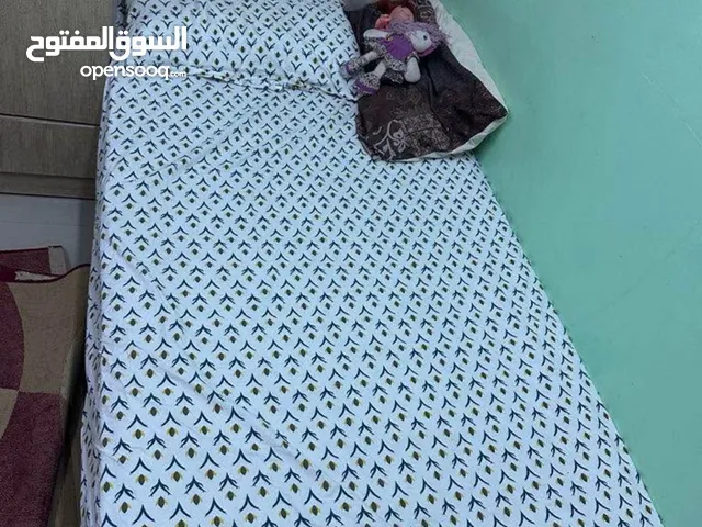 2 سرير اطفال و2 مرتبة ودولاب وتلفزيون