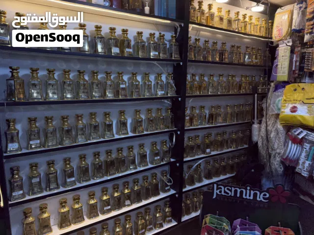 واجهة عطور للبيع مع الزيوت