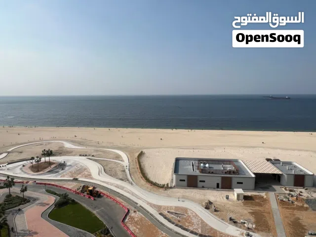ثلاث غرفه وصالة  3 حمام خزائن بالحائط  تكييف مركزي اطلاله بحريه كورنيش عجمان
