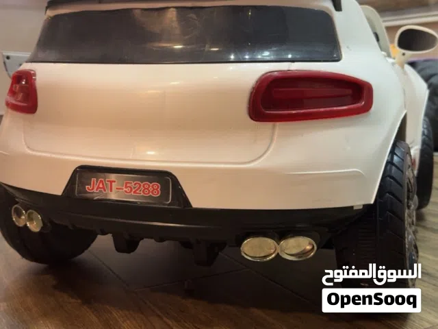 سيارة اطفال لون ابيض