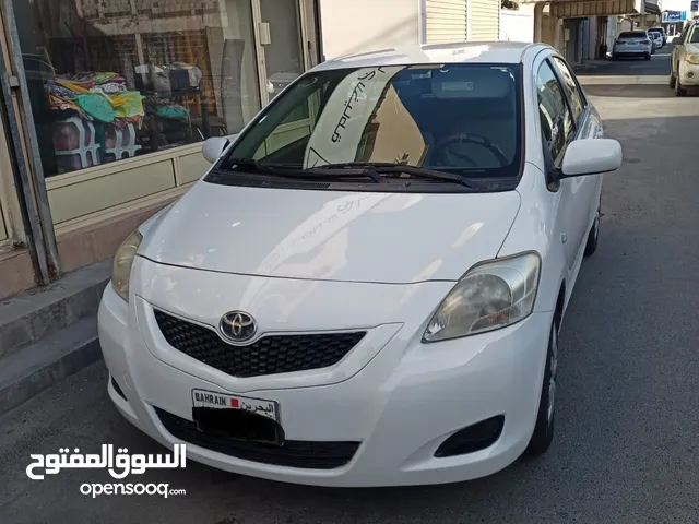 Toyota Yaris, 2013 white color