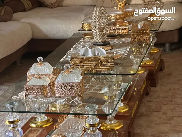 ثلاجة وطقم طاولات مذهب