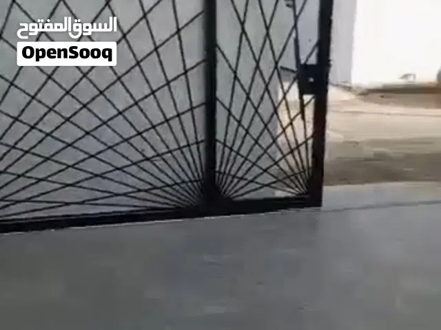 فيلا حديثه وجديده للإيجار.تقع في حي سكني راقي وخصوصيه تامه وقريب منها اكتر من صيدليه وسوبرماركت جامع