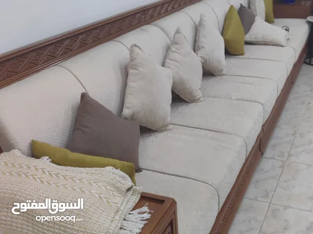 صاله شبه جديده استخدم اقل عن سنه نظيفه مافيها اي عيوب