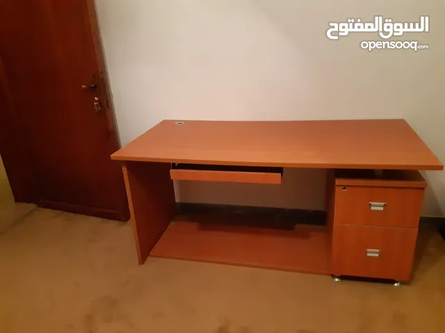 مكتب خشبي بدون كرسي مستعمل للبيع