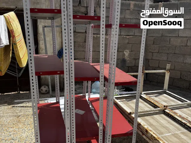 رفوف ومكتب