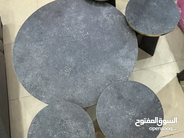 للبيع طقم طاولات كبيرة و 4 صغار بسعر 20 kd كالجديدة نظيفة