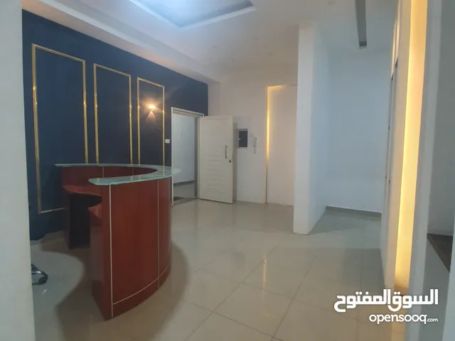 شقتين مكتبيات جنب بعض مكاتب إدارية للإيجار ماشاء الله في مدينة طرابلس في طريق المشتل بعد شيل المشتل