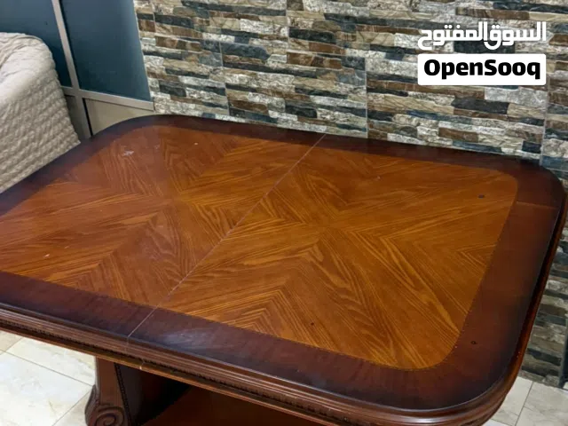 طاولة خشبية ديزاين مع صوفة ثلاثة اشخاص شبة جديد