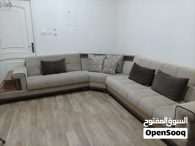 كنب زاوية على شكل حرف L قابل للمد + مخزن (نظيف جدًا)