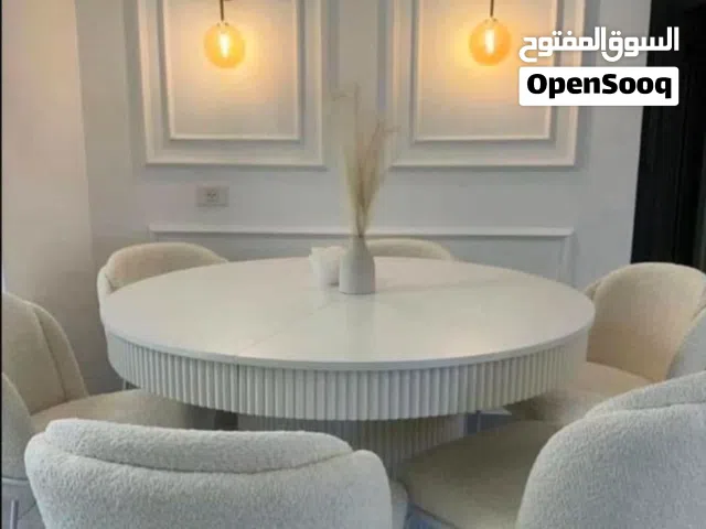 طاولات قابلة للتمدد أو ثابتة، وكراسي بكافة الأنماط والاشكال