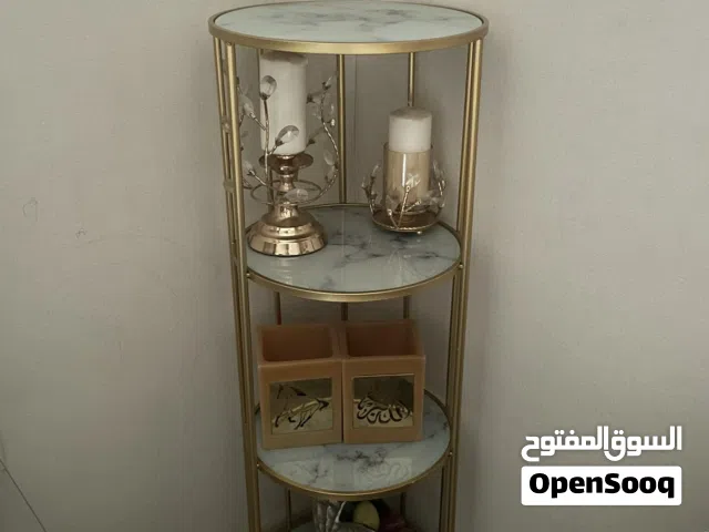 اثاث متنوع ( حاملات قطع او مجسمات ، طاولة تلفاز ، عربة طعام ، ورود مضيئة ) جميعهم بحالة ممتازة