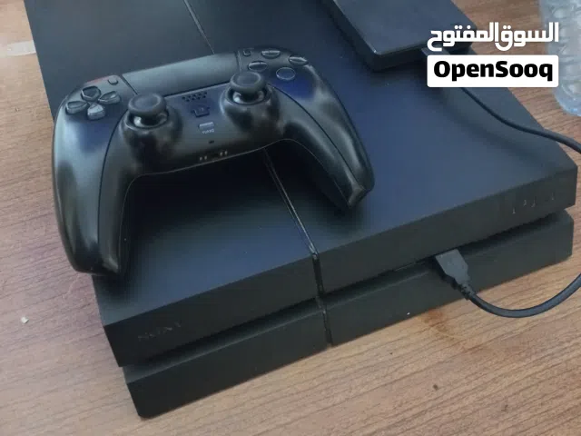 ps4 fat  بحالة ممتازة مع يد لعب احترافية مساحة تخزين 1TB