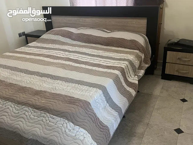 سرير مزدوج ودولاب فيها اثنان من الخزنوكومدينة عدد اثنين صغار وكومدينة دروج كبيرة واسعة