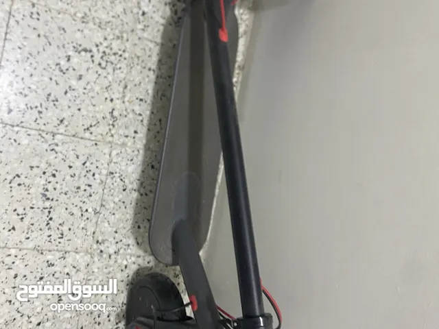 سكوتر اسود اللون