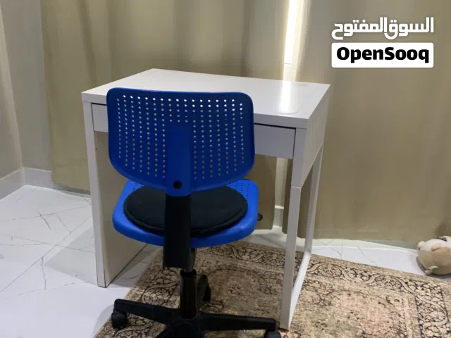 كرسي و مكتب للدراسة او العمل اليومي