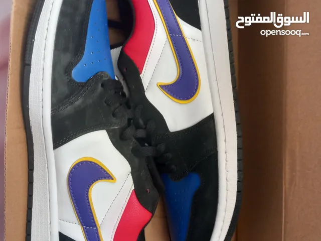 جزم، شوز نايك أصلي جديد غير مستعمل مع الكرتونة وكامل الأغراض مقاس 44 ، الشوز فيتنامي وجودته عاليه