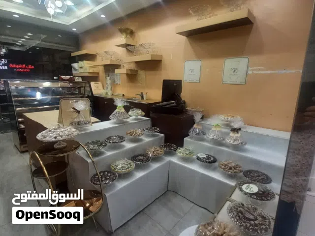للبيع عدد2محل حلويات