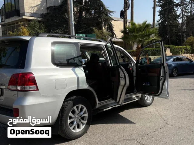 2010 صنف V8 فضي 4700 سي سي، فحص كامل، كرت أبيض، عداد 85 ألف كيلومتر TOYOTA LAND CRUISER