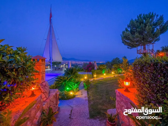 � فيلا فريدة بمساحة 2000 م2 بإطلالة بانورامية على البحر والجزر، مع مسبح خاص، زلاجة مائية وسفينة