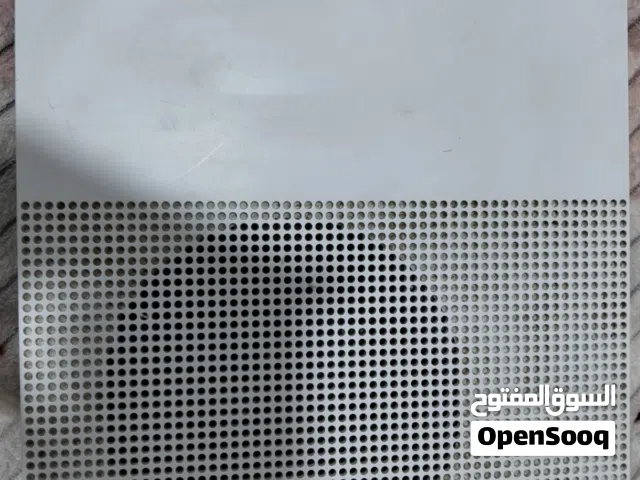 Xbox one s المساحه 500 وا الجهاز نضيف وا ما مفتوح او داخل صيانه لوك ستيكر بيع او مراوس اقره الوصف