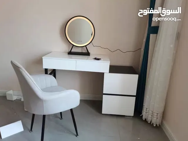 تسريحة مودرن مع خزانة جانبية – لمسة فخامة لغرفتك!